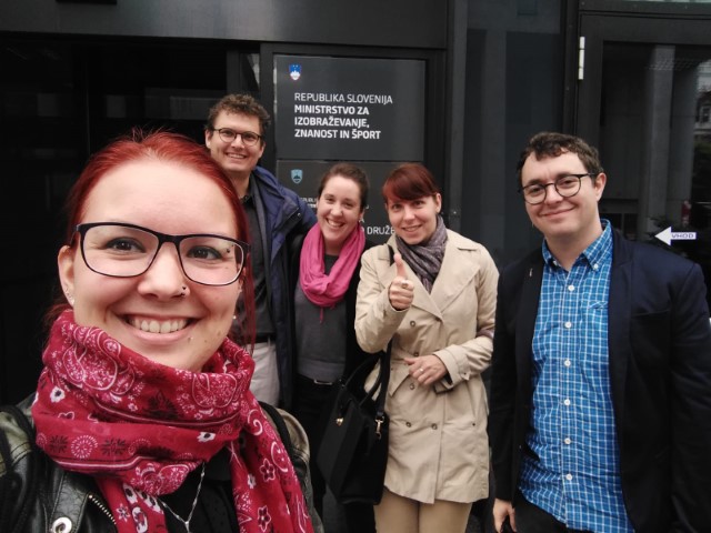 Člani društev Mlada akademija in VTIS na sestanku z MIZŠ, maj 2019. Selfie: Urška Slapšak. Člani društev Mlada akademija in VTIS na sestanku z MIZŠ, maj 2019