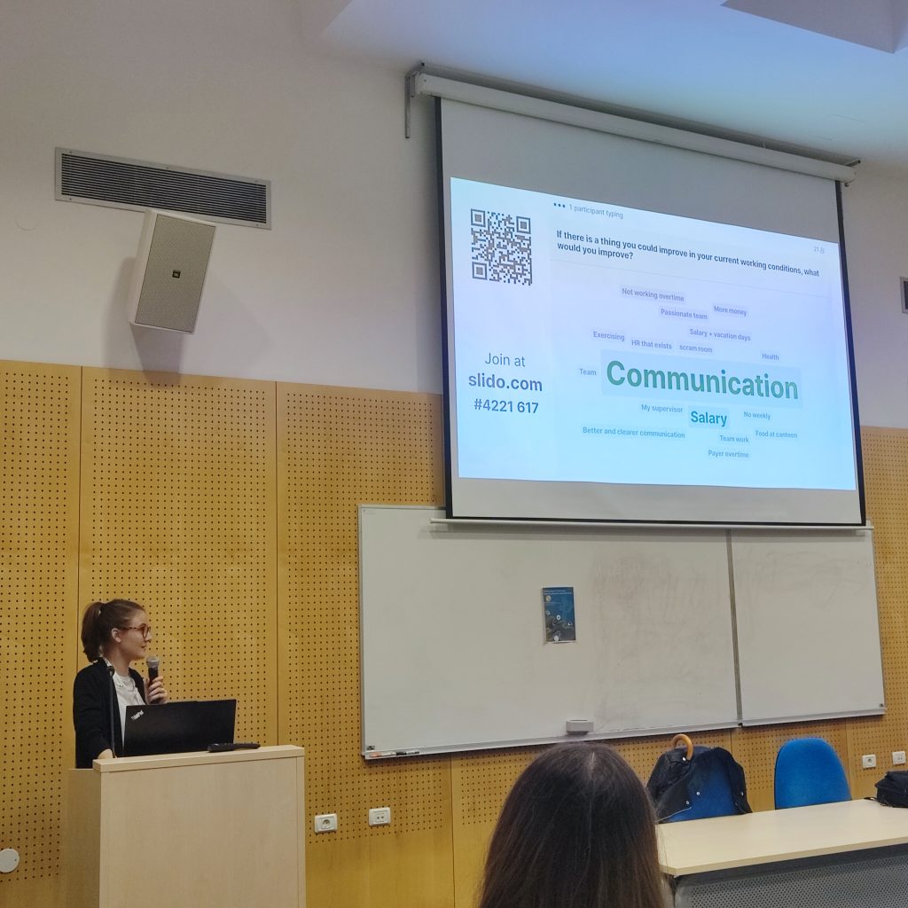 dr. Ana Slavec in Mateja Erce Paoli predstavljata drustvo Mlada akademija na 16. konferenci IPSSC v Piranu, 30. 5. 2024